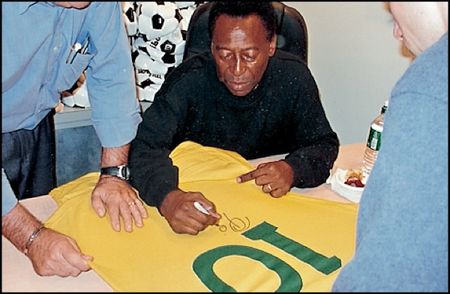 Lot #1522 Pelé - Image 2