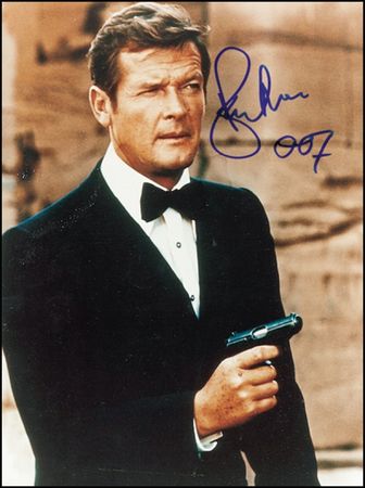 Lot #900 James Bond: Roger Moore - Image 2