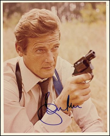 Lot #900 James Bond: Roger Moore - Image 3