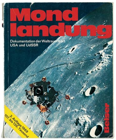 Lot #409 Neil Armstrong: Mondlandung: Armstrong signs a German book on his historic feat - Image 2