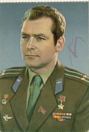 Lot #468 Cosmonauts Souvenir Postcard Book - Image 2