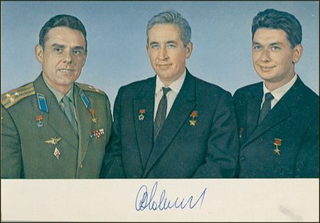 Lot #468 Cosmonauts Souvenir Postcard Book - Image 4
