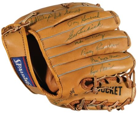 Lot #1332 Roger Maris and the NY Yankees Baseball Glove - Image 1