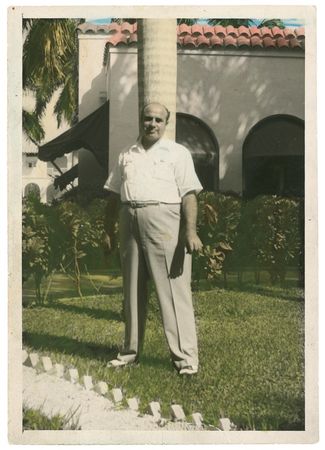 Lot #165 Al Capone: A SCARFACE ONLY A MOTHER COULD LOVE: Rare color photo of a suntanned AL CAPONE at his Miami Beach estate, inscribed to his “Dear Mother” - Image 2