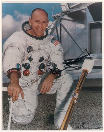 Lot #527 Moonwalkers: GIANT STEPS: Complete set of signed photos from all 12 MOONWALKERS - Image 7