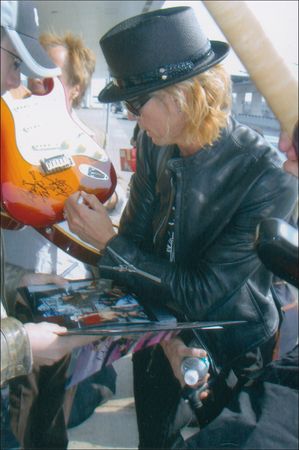 Lot #711 Guns N? Roses Guitar - Image 2