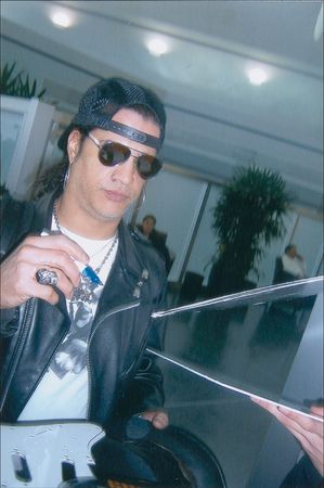Lot #711 Guns N? Roses Guitar - Image 3