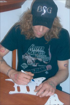 Lot #711 Guns N? Roses Guitar - Image 4