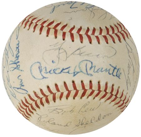 Lot #1496 NY Yankees: The M&M Boys join 23 World Champion Yankee teammates signing a ’62 Yankees ball - Image 1