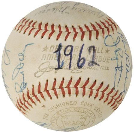 Lot #1496 NY Yankees: The M&M Boys join 23 World Champion Yankee teammates signing a ’62 Yankees ball - Image 2