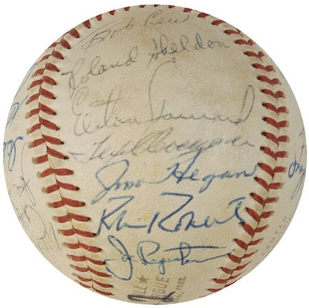Lot #1496 NY Yankees: The M&M Boys join 23 World Champion Yankee teammates signing a ’62 Yankees ball - Image 3