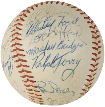 Lot #1496 NY Yankees: The M&M Boys join 23 World Champion Yankee teammates signing a ’62 Yankees ball - Image 4