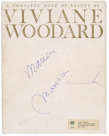 Lot #1167 Marilyn Monroe: Marilyn signs a book of beauty - Image 3