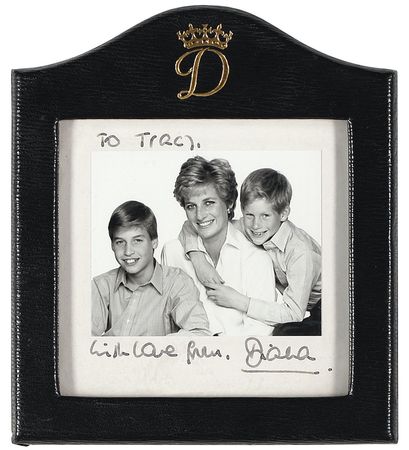 Lot #185 Diana: Beautiful Diana photo with its original Andrew Soos box - Image 2