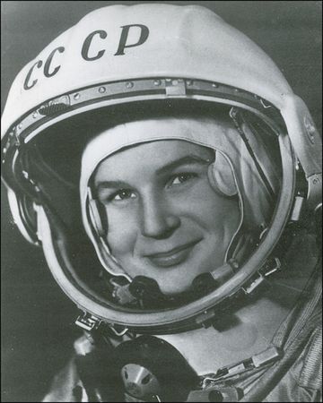Lot #589 Valentina Tereshkova Signed Photograph - Image 2
