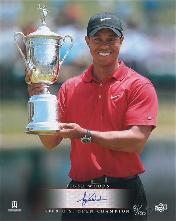 Lot #1359 Tiger Woods Signed Photograph - Image 1