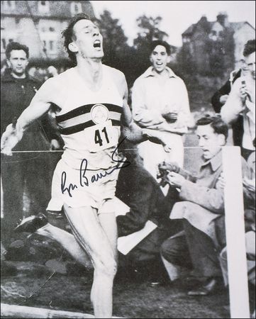 Lot #1200 Roger Bannister Signed Photographs - Image 2