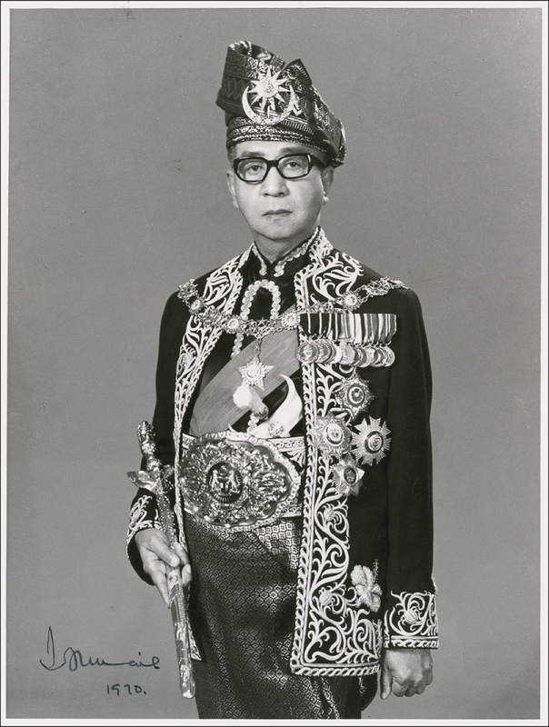Lot 273 Almarhum Sultan Ismail Nasiruddin Signed Photograph