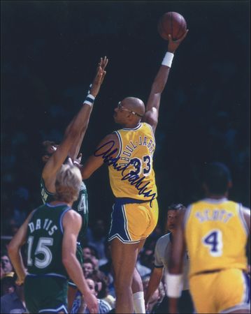 Lot #1076 Kareem Abdul-Jabbar Signed Photographs - Image 1