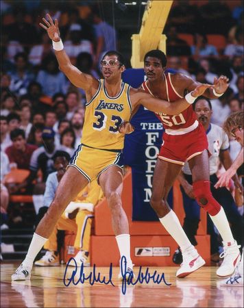 Lot #1076 Kareem Abdul-Jabbar Signed Photographs - Image 2