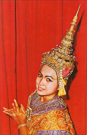 Lot #944 Bob Hope: Hope jokes that dangerous-looking pointed Thai hats might help the LA Rams - Image 2