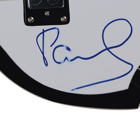 Lot #791 Beatles: Paul McCartney: McCartney signs his trademark Höfner ?violin? bass deemed ?very rare and extremely desirable? by Frank Caiazzo - Image 2