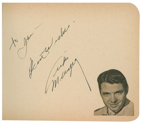Lot #936 Autograph Albums: Fantastic collection of 900 vintage signatures including Marilyn, Bogart, Garland, Brando, Sinatra, Hepburn and hundreds of others - Image 25