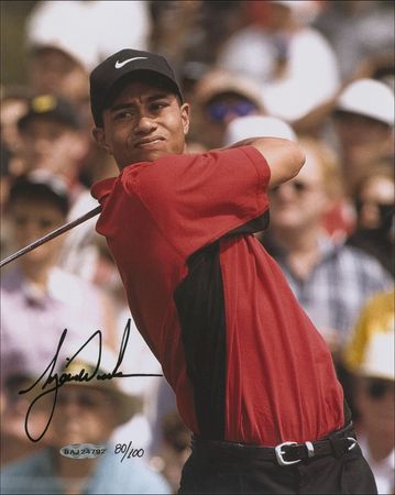 Lot #1367 Tiger Woods Signed Photograph - Image 1