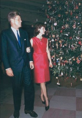 Lot #125 John and Jacqueline Kennedy: JFK's 1962 Christmas gift to their executive staffâ€”a limited edition copy of The White House: A Historic Guide - Image 3