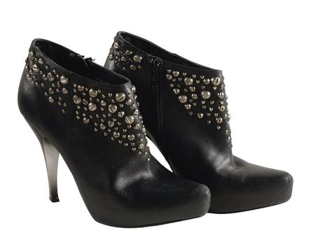 Lot #837 Fergie: Fergie signs her shoes for charity - Image 2