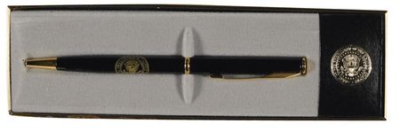 Lot #21 Bill Clinton: President Clinton sends a note of of thanks—and a signing pen—to a California congressman and supporter of digital performance legislation - Image 2