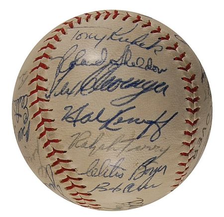 Lot #1524 NY Yankees: World Champs! 1961 team ball including home run king Maris - Image 1