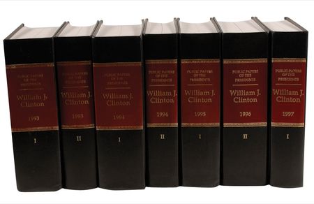 Lot #34 Bill Clinton: President Clinton signs two volumes of his massive collection of public papers - Image 3