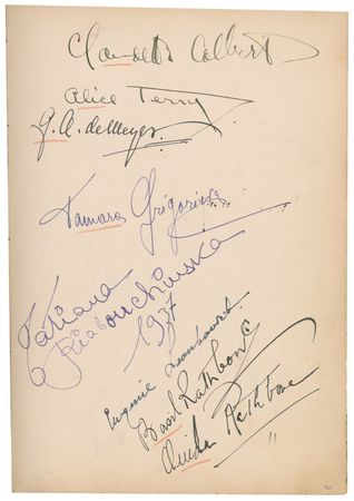 Lot #1082 Autograph Album: Over 450 signatures spanning two decades of the Golden Age of Hollywood, including Garbo, Todd, Hepburn, Rathbone, Leigh, and Dali - Image 6