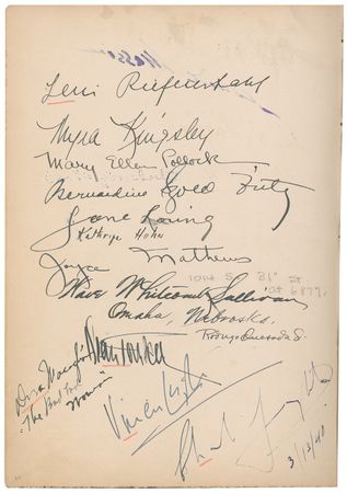 Lot #1082 Autograph Album: Over 450 signatures spanning two decades of the Golden Age of Hollywood, including Garbo, Todd, Hepburn, Rathbone, Leigh, and Dali - Image 7