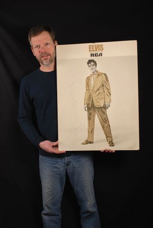 Lot #934 Elvis Presley: Gigantic Presley standee of â€˜The Kingâ€™ in his iconic gold lame suit - Image 3