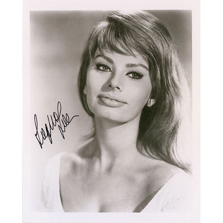 Lot #1019 Sophia Loren Signed Photographs - Image 2