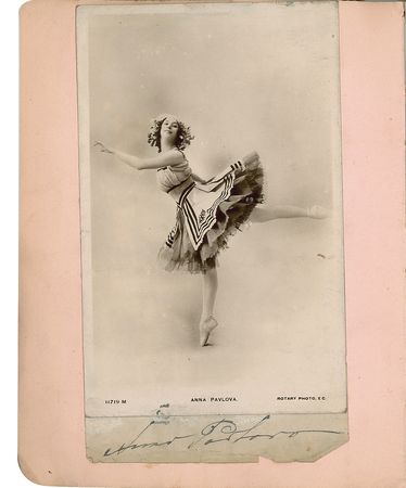 Lot #135 Autograph Album: British autograph album including Scott, Churchill, and a spectacular Shackleton AQS - Image 3