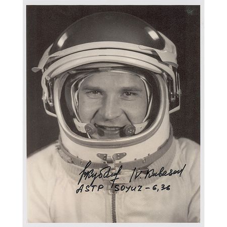 Lot #518 Alexei Leonov and Valeri Kubasov Signed Photographs - Image 2