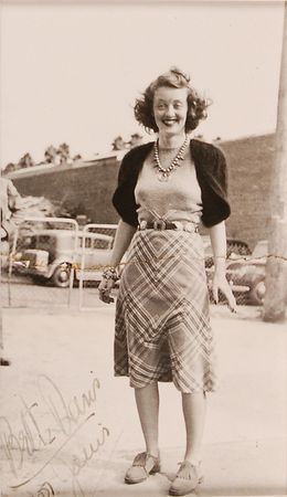 Lot #1285 Bette Davis Signed Photograph - Image 2