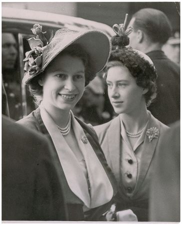 Lot #513 Queen Elizabeth II - Image 1