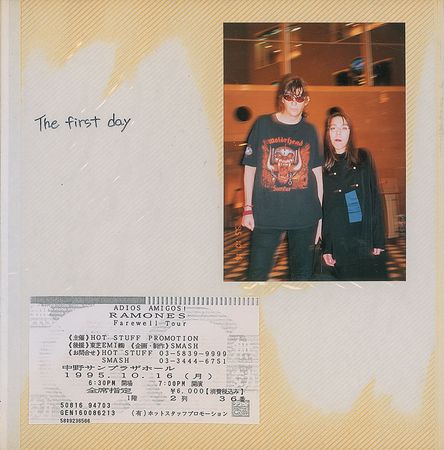 Lot #355 The Ramones - Image 1