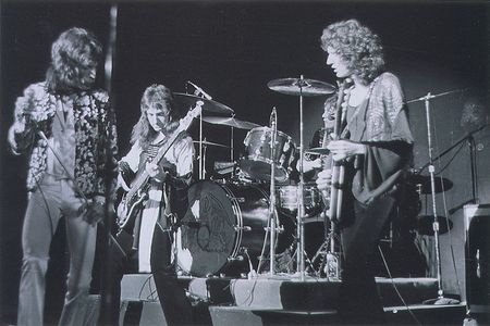 Lot #988 Queen: Queen debut album signed in 1974 on their first US tour - Image 1