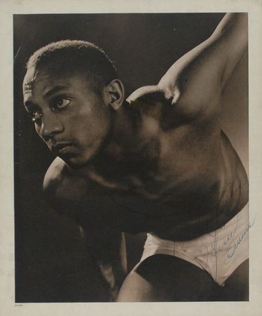Lot #1337 Jesse Owens: Stunning 1935 oversized portrait - Image 1
