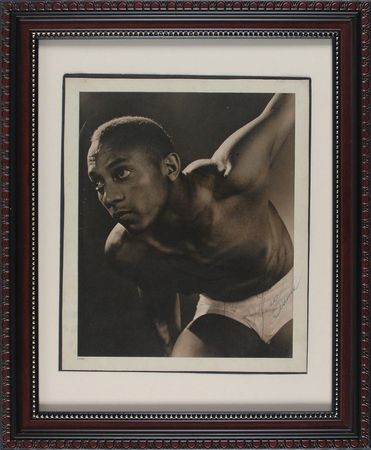 Lot #1337 Jesse Owens: Stunning 1935 oversized portrait - Image 2