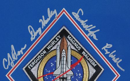 Lot #813 STS-135 - Image 2