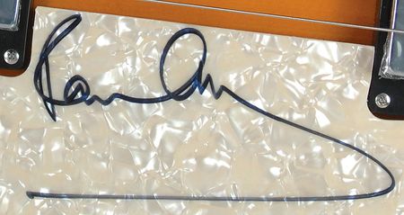 Lot #773 Beatles: Paul McCartney: Trademark Hofner “violin” bass signed in person - Image 2