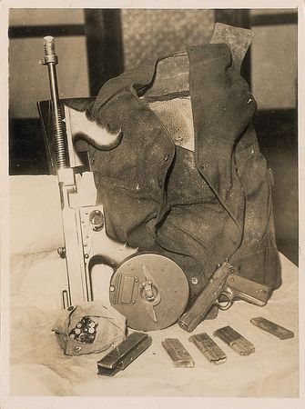 Lot #2116 John Dillinger: “Identified by 22 witnesses as machine gunner who killed policeman” - Image 1