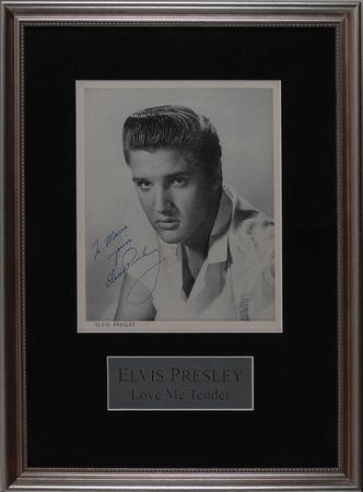 Lot #724 Elvis Presley: Essentially flawless 1956 fan club–issued portrait - Image 1