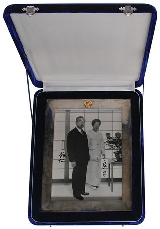 Lot #164 Hirohito: Incredibly rare lavishly cased presentation portrait of Hirohito and Nagako - Image 2